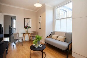 Apartment (2 Bedrooms) | Wohnbereich | 37-Zoll-Fernseher mit Kabelempfang