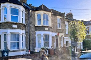 Exterior - The Leyton Midland Crib - Cozy 2bdr Flat With Study Room + Garden (London)