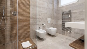 經典公寓 | 浴室 | 淋浴設備、免費梳洗用品、風筒、坐浴桶