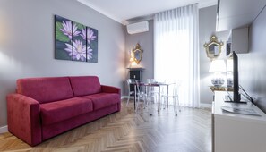 Departamento clásico | Área de sala de estar | Smart TV de 55 pulgadas con canales vía satélite 