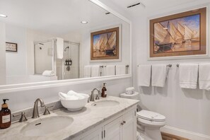 Een haardroger, handdoeken