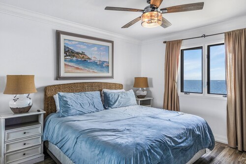 Beautiful Villa, OCEAN VIEWS, NO STEPS, Golf Cart