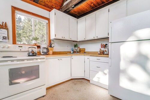 Charming Soda Springs Cabin: Hike, Ski & Golf!