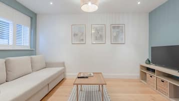 Perushuoneisto, useita sänkyjä | Oleskelualue | Televisio