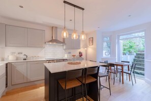 Appartamento Basic, letti multipli | Cucina privata | Frigorifero, microonde, forno, piano cottura