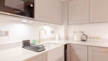 Basic Apartment, Multiple Beds | Private kitchen | Fridge, microwave, oven, stovetop