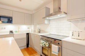 Basic Apartment, Multiple Beds | Private kitchen