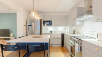 Basic Apartment, Multiple Beds | Private kitchen | Fridge, microwave, oven, stovetop