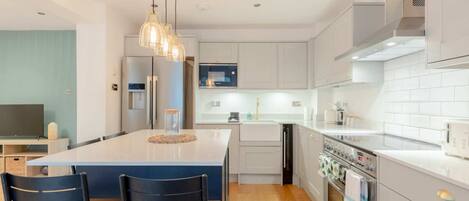 Basic Apartment, Multiple Beds | Private kitchen | Fridge, microwave, oven, stovetop