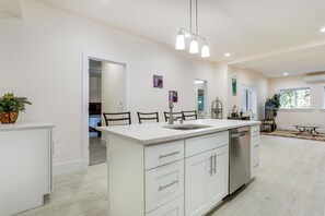 House (3 Bedrooms) | Interior - Modern Bellevue Home: 10 Mi to Downtown Seattle! (Bellevue)