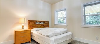 Modern Bellevue Home: 10 Mi to Downtown Seattle!