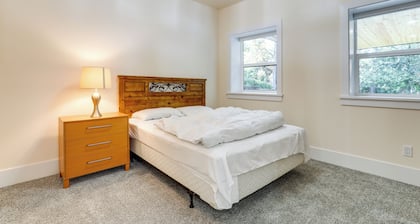 Modern Bellevue Home: 10 Mi to Downtown Seattle!