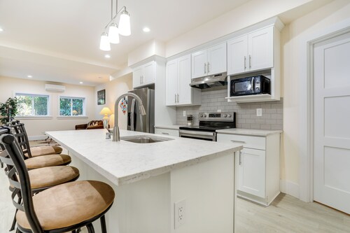Modern Bellevue Home: 10 Mi to Downtown Seattle!