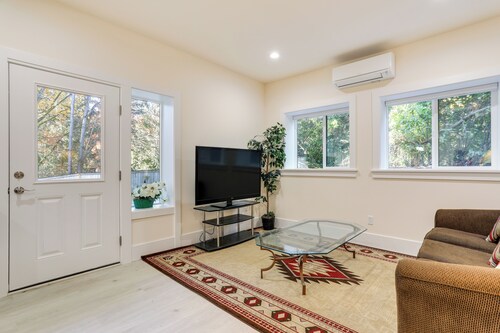 Modern Bellevue Home: 10 Mi to Downtown Seattle!