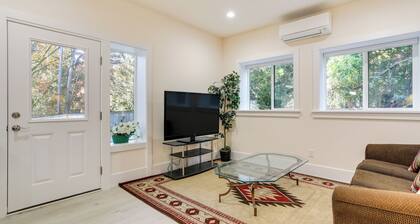 Modern Bellevue Home: 10 Mi to Downtown Seattle!