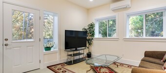 Modern Bellevue Home: 10 Mi to Downtown Seattle!