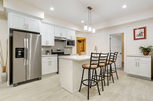 Modern Bellevue Home: 10 Mi to Downtown Seattle!