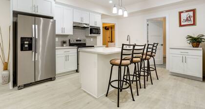 Modern Bellevue Home: 10 Mi to Downtown Seattle!