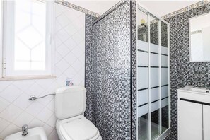 Een douche, een bidet, handdoeken