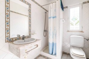 Regadera, bidet, toallas 