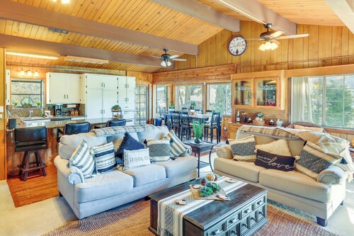 Spacious Crestline Retreat: 1 Mi to Lake Gregory