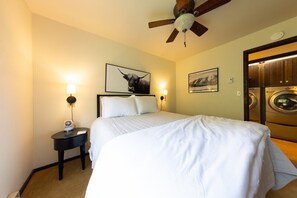 3 bedrooms, iron/ironing board, free WiFi, bed sheets - A perfect condo for your ski vacation! Shared hot tub, stunning views and amazin (Mt. Crested Butte)