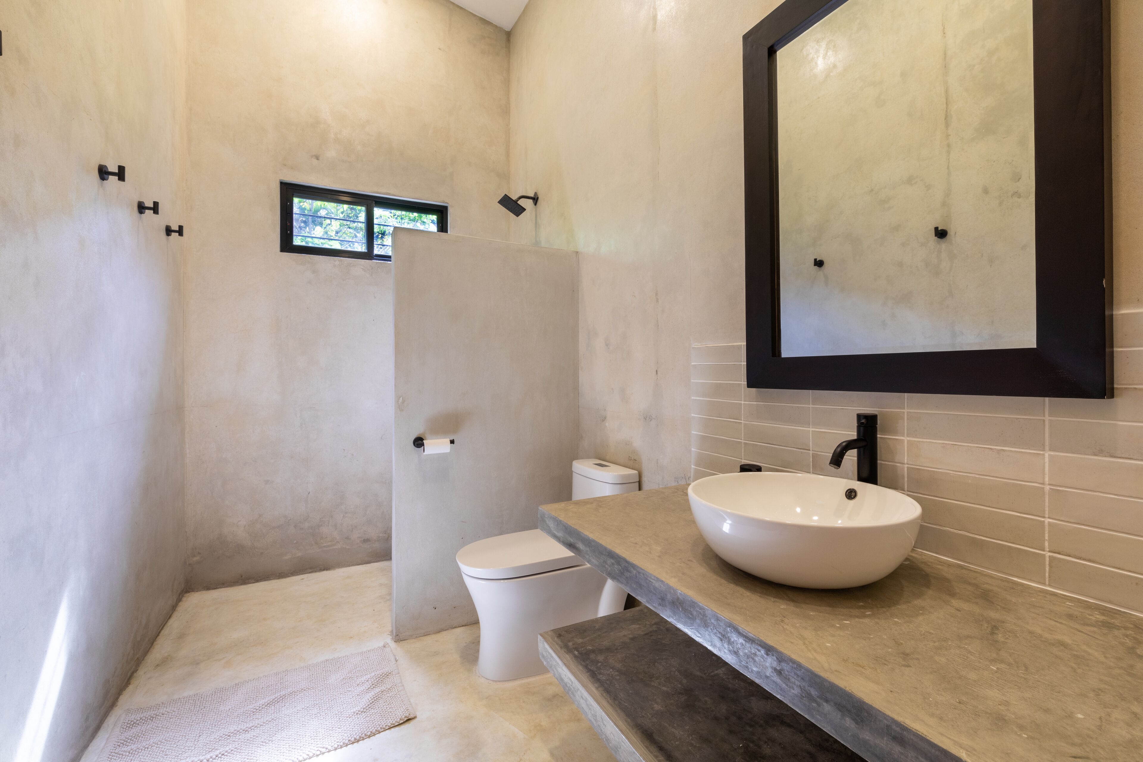 Douche, séchoir à cheveux, serviettes fournies, savon