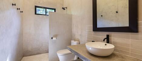Douche, séchoir à cheveux, serviettes fournies, savon