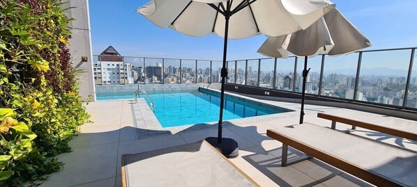 Apartamento panorámico | Piscina | Una piscina al aire libre