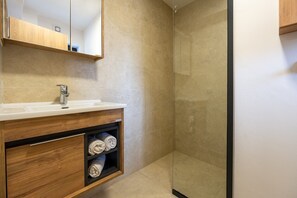Douche, serviettes fournies