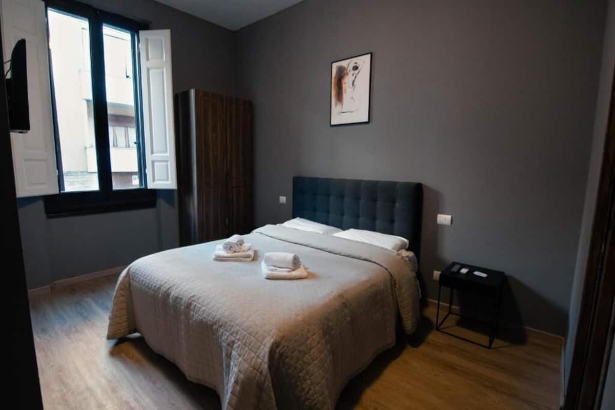 Hypo-allergenic bedding, minibar, in-room safe, free WiFi