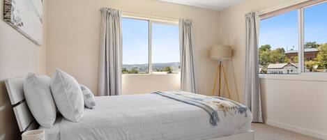 3 bedrooms, desk, iron/ironing board, WiFi