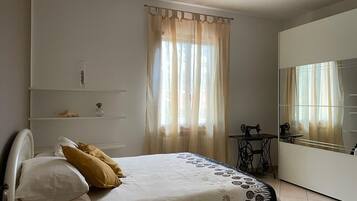 3 bedrooms, iron/ironing board, WiFi (free), bed sheets