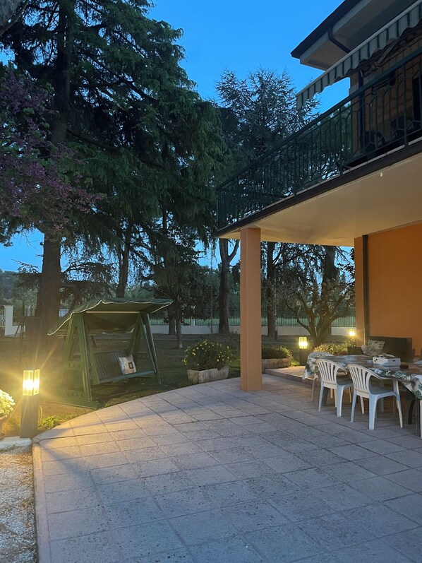 Outdoor dining - CASA ISOREA cozy place surrounded by greenery just a stone's throw from the city. (Pesaro)