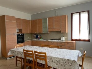 Kühlschrank, Ofen, Herdplatte, Geschirrspüler