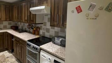 Basic House, Multiple Beds | Private kitchen | Fridge, microwave, oven, stovetop