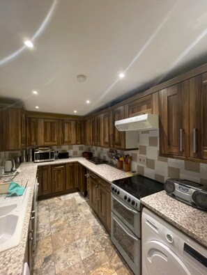 Basic House, Multiple Beds | Private kitchen - Expansive 4BD Home- 15 min From Buckingham Palace! (London)