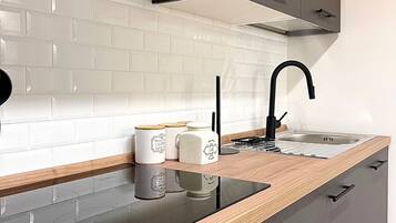 Frigorifero, microonde, forno, piano cottura
