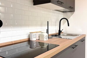 Kühlschrank, Mikrowelle, Ofen, Herdplatte