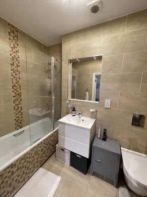 Basic-Apartment, 1 King-Bett | Badezimmer | Dusche, Handtücher, Seife, Shampoo