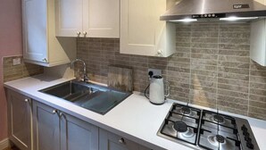 Apartemen Basic, 1 Tempat Tidur King | Dapur pribadi | Lemari es, oven, kompor, dan mesin pencuci piring