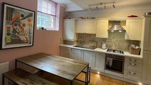 Apartemen Basic, 1 Tempat Tidur King | Dapur pribadi | Lemari es, oven, kompor, dan mesin pencuci piring