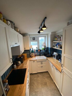 基本公寓, 多張床 | 私人廚房 | 電冰箱、微波爐、烤箱、爐台