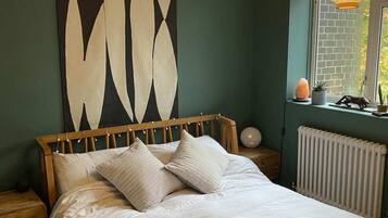 2 عدّة غرف نوم ومساحة عمل للكمبيوتر المحمول ومكواة/لوح كي وملاءات أسرّة