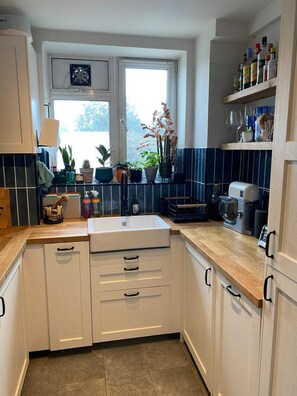 Basic-lejlighed - flere senge | Privat køkken | Køleskab, mikrobølgeovn, ovn, kogeplade