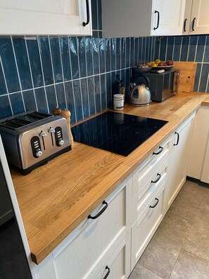 Basic Apartment, Multiple Beds | Private kitchen | Fridge, microwave, oven, stovetop - Vibrant and Spacious 2BD Flat - Brockley! (London)