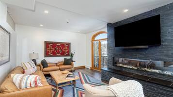 Condo, 4 Bedrooms | Living area