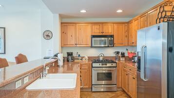 Refrigerador, horno, cafetera/tetera, tostadora