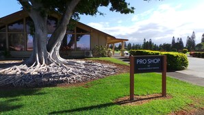 Un bâtiment sur lequel on peut lire les inscriptions « PRO SHOP » et « THE VILLAGE COURSE AT WAIKOLOA ».