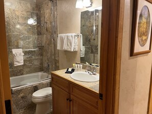 Condo, 1 phòng ngủ | Phòng tắm | Khăn tắm, dầu gội 